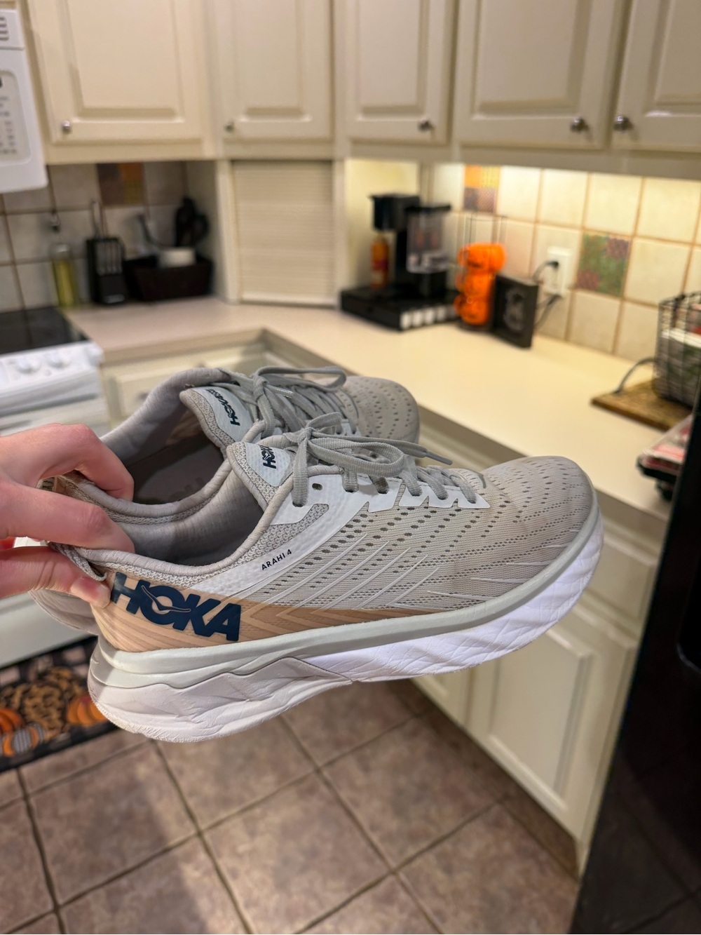Hoka Arahi Women’s Running Shoe - Light Gray with Tan Accents